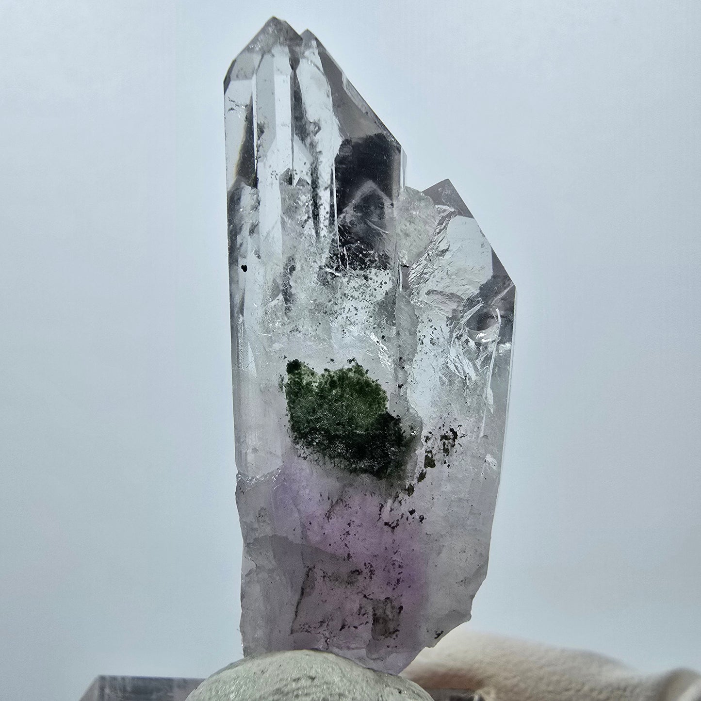 Améthyste fantôme avec hématite, mine Streep, Goboboseb, Namibie, 44 x 16 x 10 mm