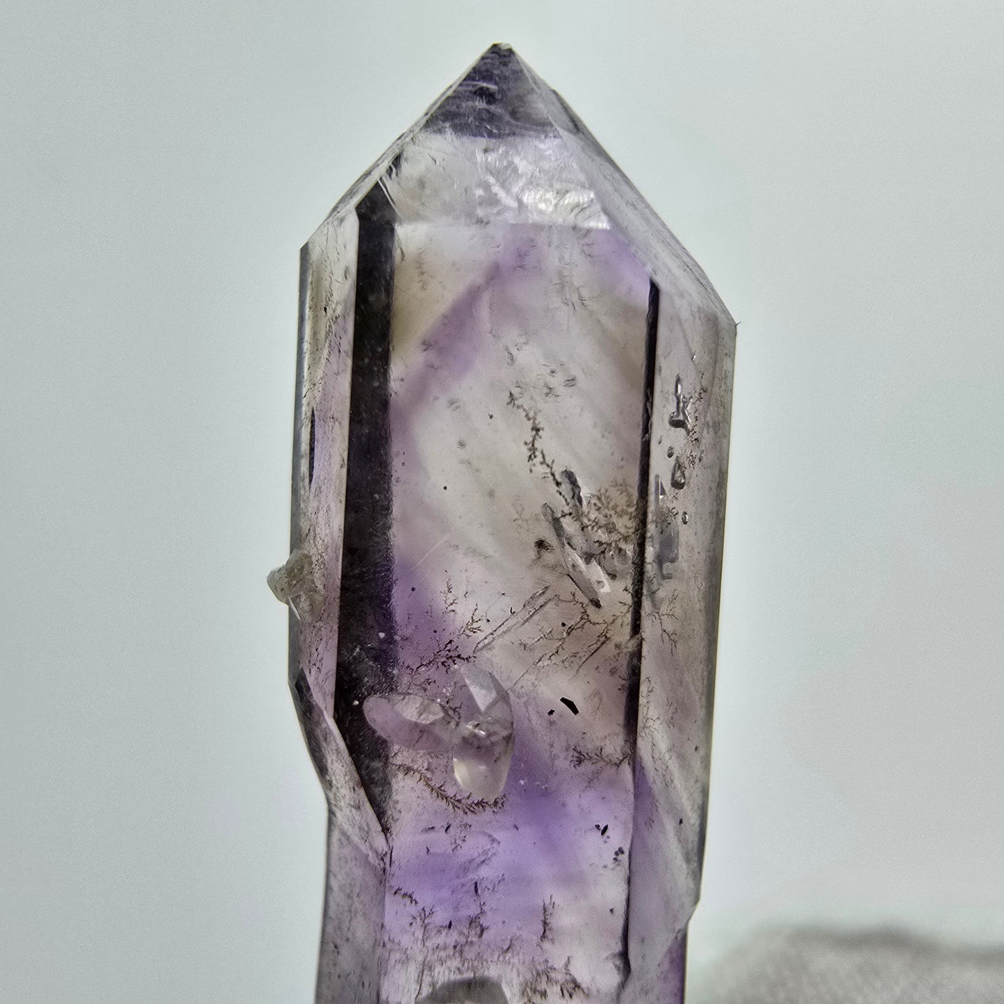 Phantom Amethyst Hämatit Zepter mit UV Calcit Goboboseb, Namibia 35*9*6mm