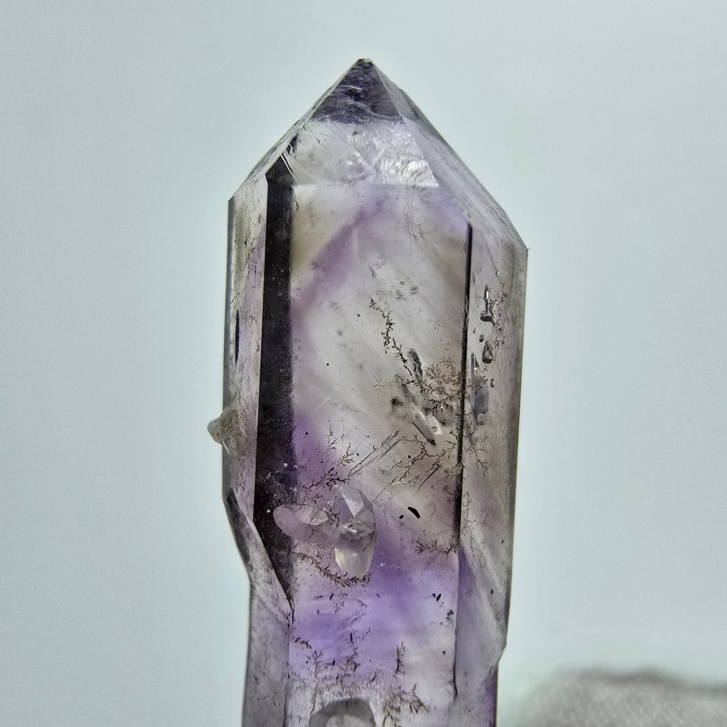 Phantom Amethyst Hämatit Zepter mit UV Calcit Goboboseb, Namibia 35*9*6mm
