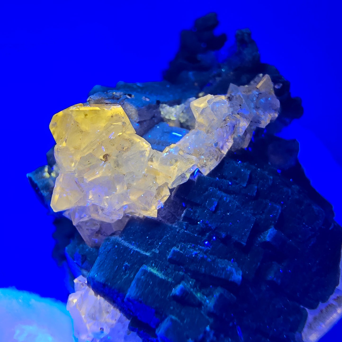 Seltene Muskovit, UV Calcit Stufe Erongo, Namibia 38*36*30mm Mineraliensammlung