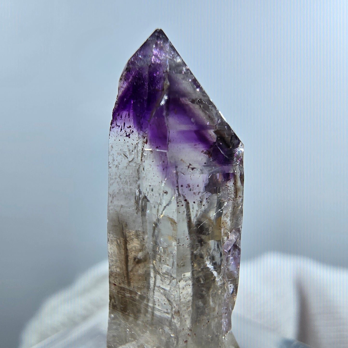 Pointe de sceptre en améthyste fantôme rare à Goboboseb, Namibie, 26 x 9 x 7 mm