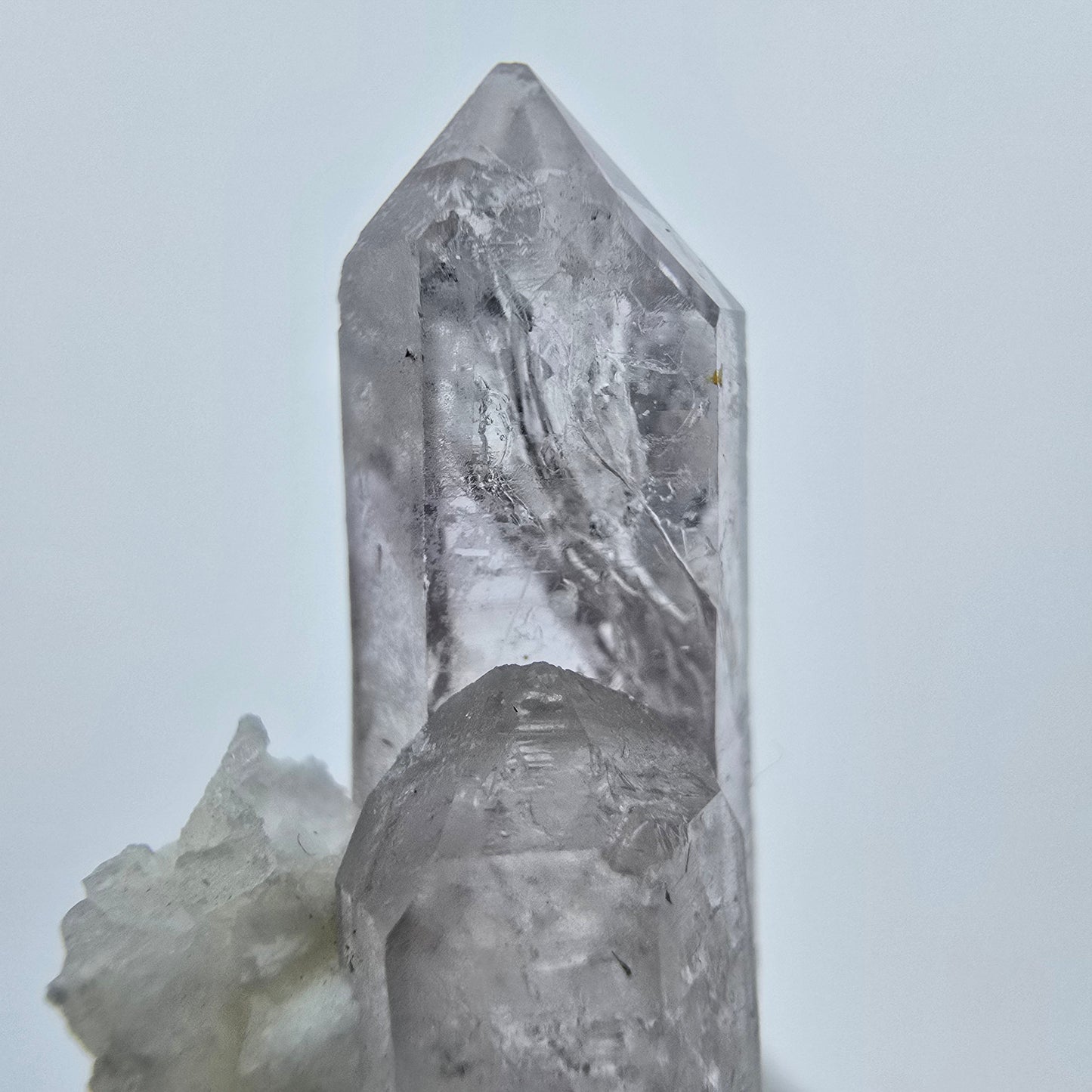 Phantom Amethyst mit UV Calcit aus Goboboseb, Namibia 33*16*14mm, Sammlung