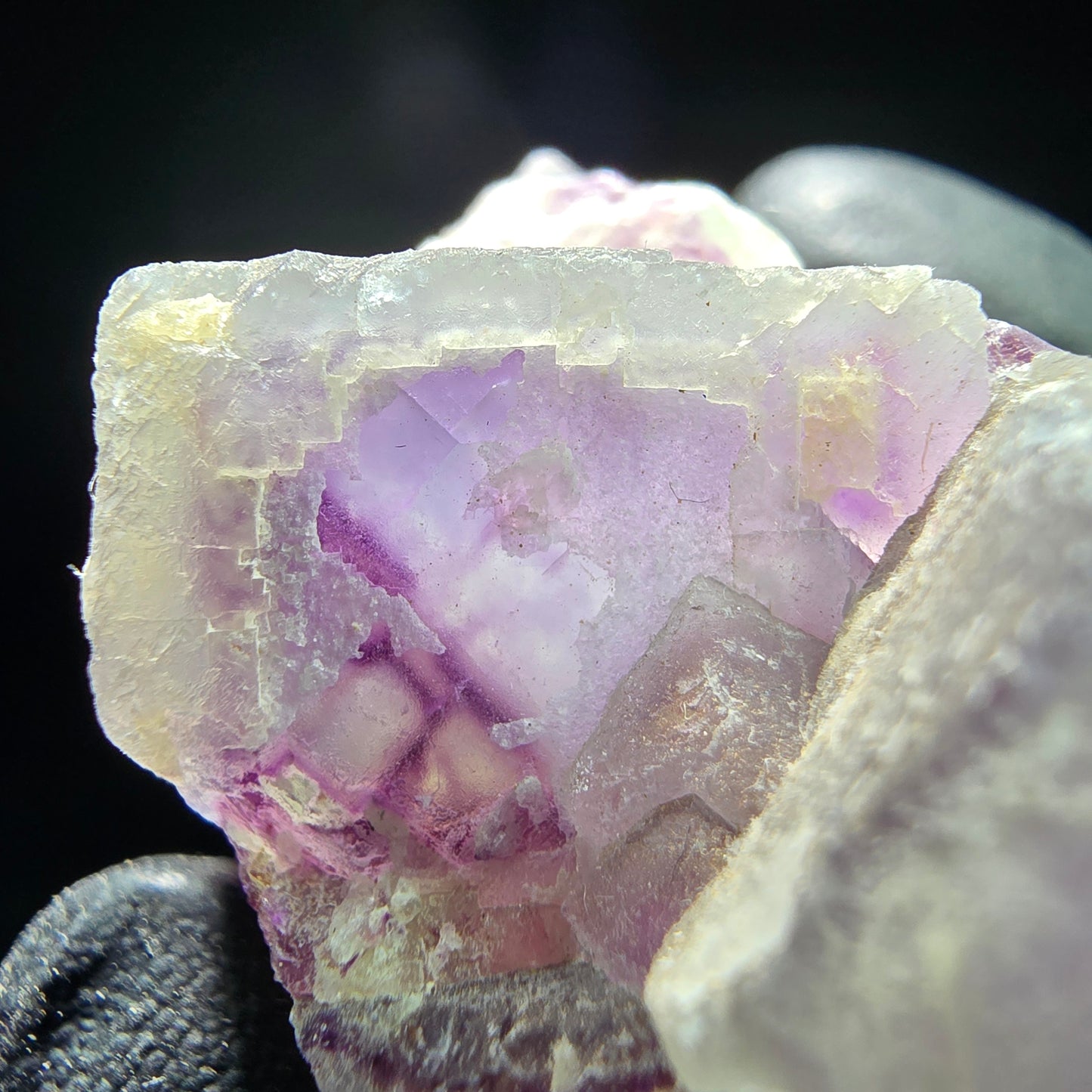 Cube de fluorite fantôme sur scène de quartz violet vert Omehane, Namibie 77*31*31mm