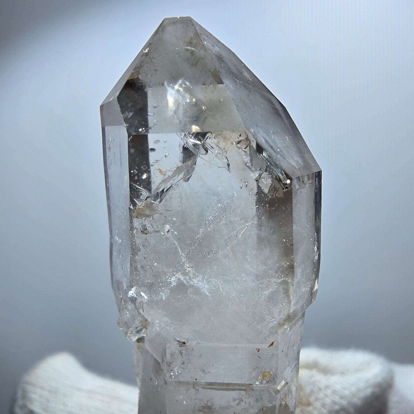 Sceptre en quartz fumé fantôme transparent, DT Point Goboboseb, Namibie, 47 x 16 x 15 mm
