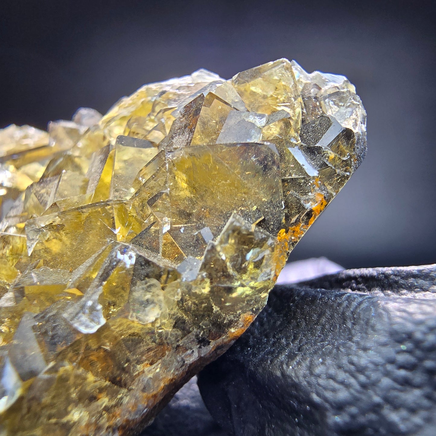 Klare Honey Pocket Phantom Fluorit Würfel Stufe gelb Okorusu, Namibia 73*52*16mm