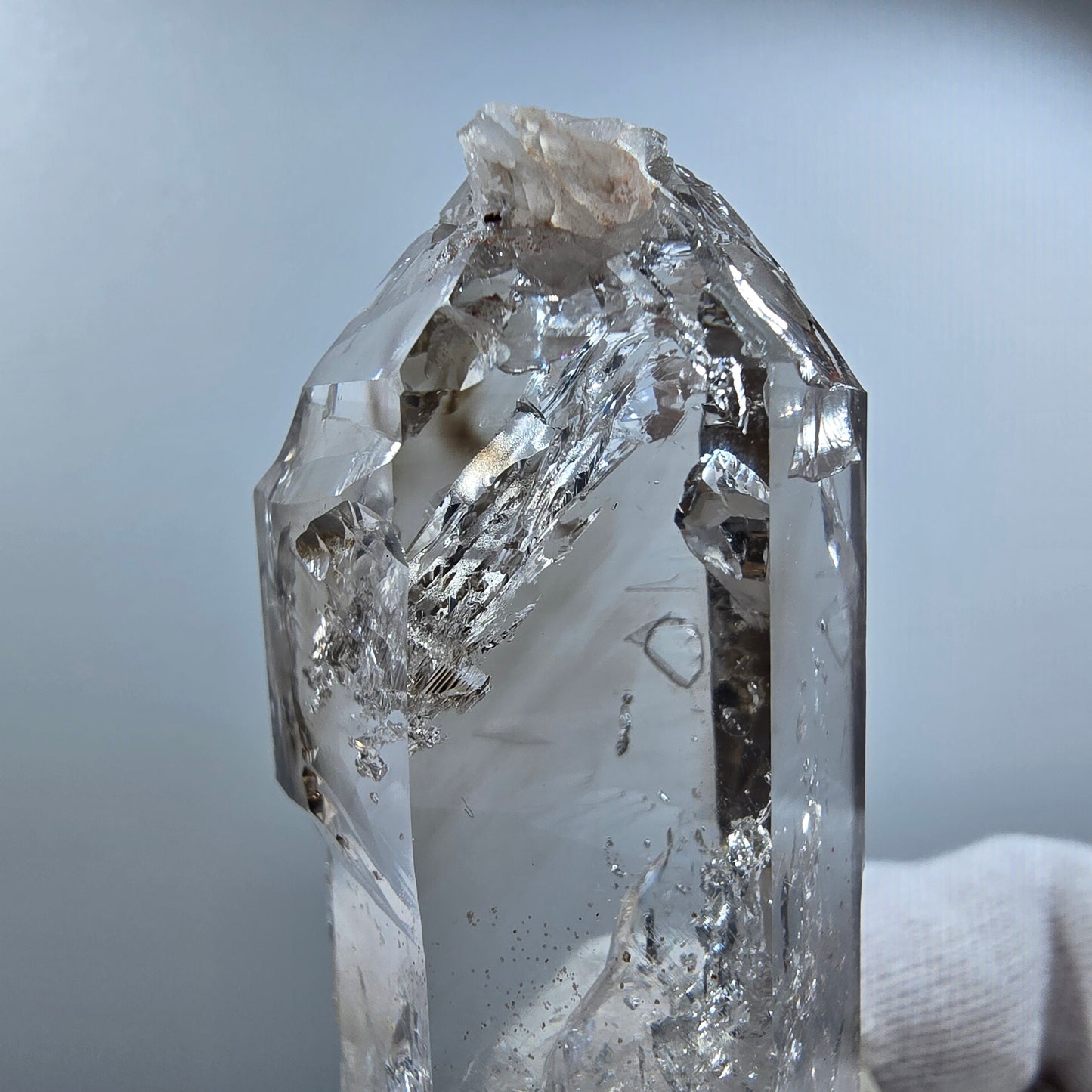 Sceptre en quartz fumé fantôme, calcite, hématite, poche Valentine Goboboseb Namibie 65 x 30 x 22 mm