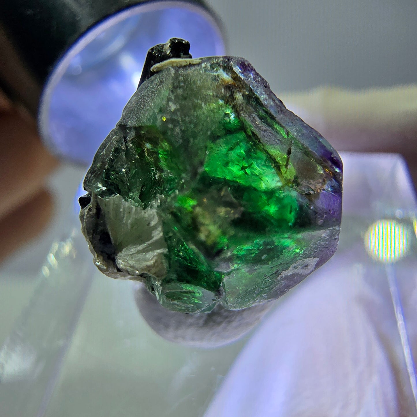 Cube hexagonal de fluorite fantôme, muscovite, tourmaline Schörl, Erongo, Namibie, 14 x 13 x 13 mm