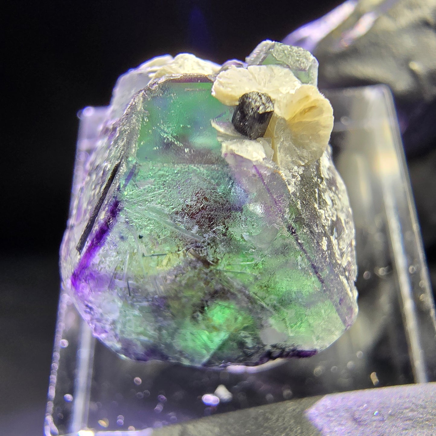 Zonarer Fluorit Kristall mit Schörl und Muskovit 19*15*14mm aus Erongo, Namibia