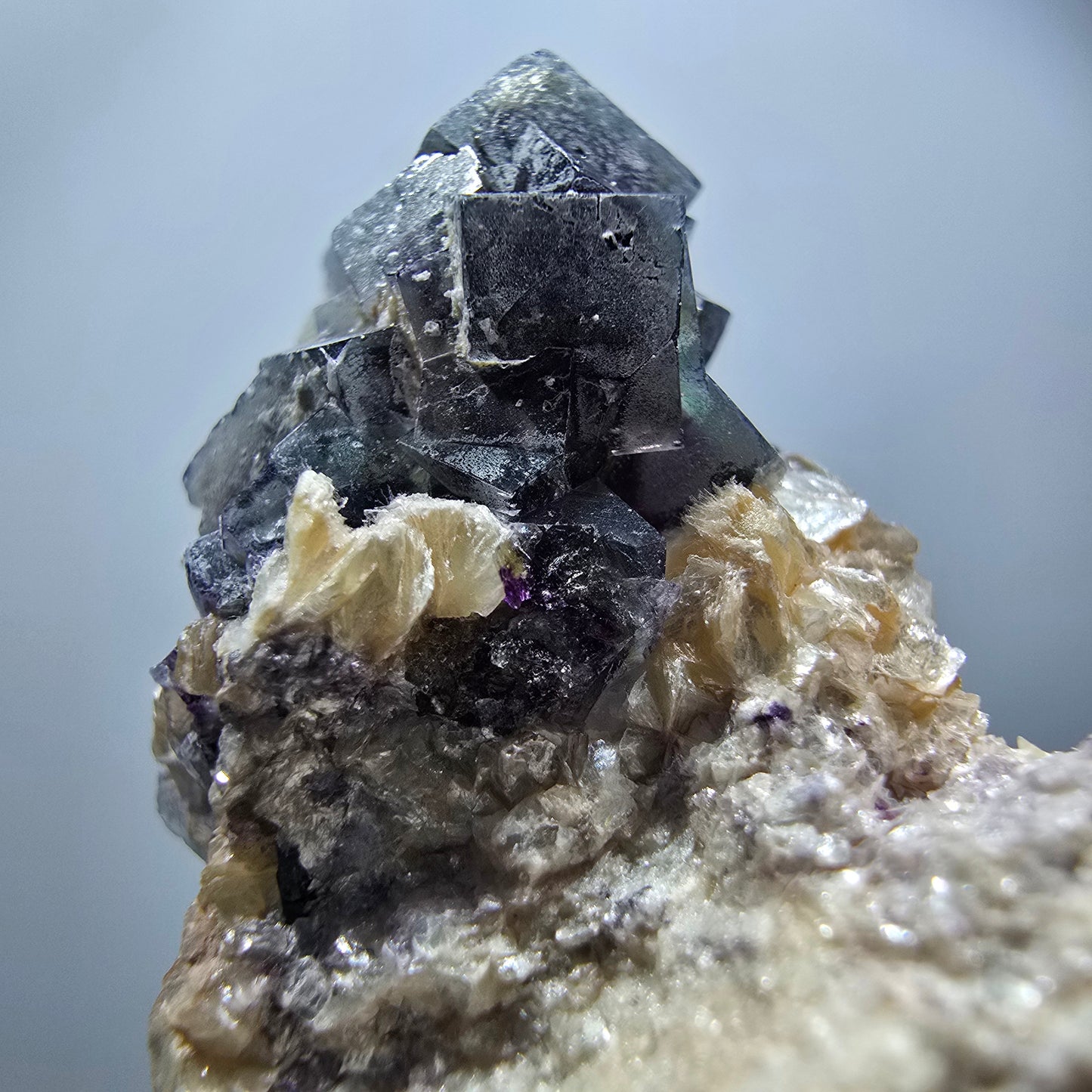 Cubes de fluorite fantôme colorés, spécimen de muscovite, Erongo, Namibie, 49 x 46 x 42 mm