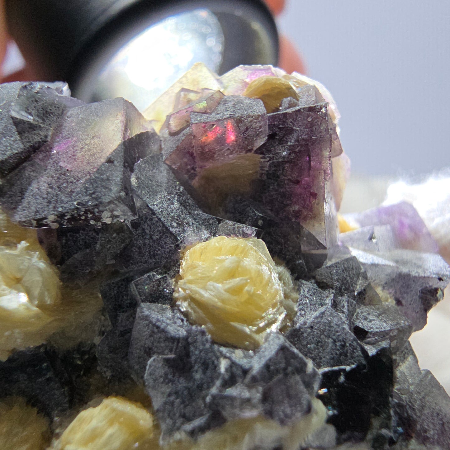 Spécimen de fluorite fantôme colorée, tourmaline schol, muscovite, hyalite, Erongo, Namibie, 42 x 28 x 29 mm