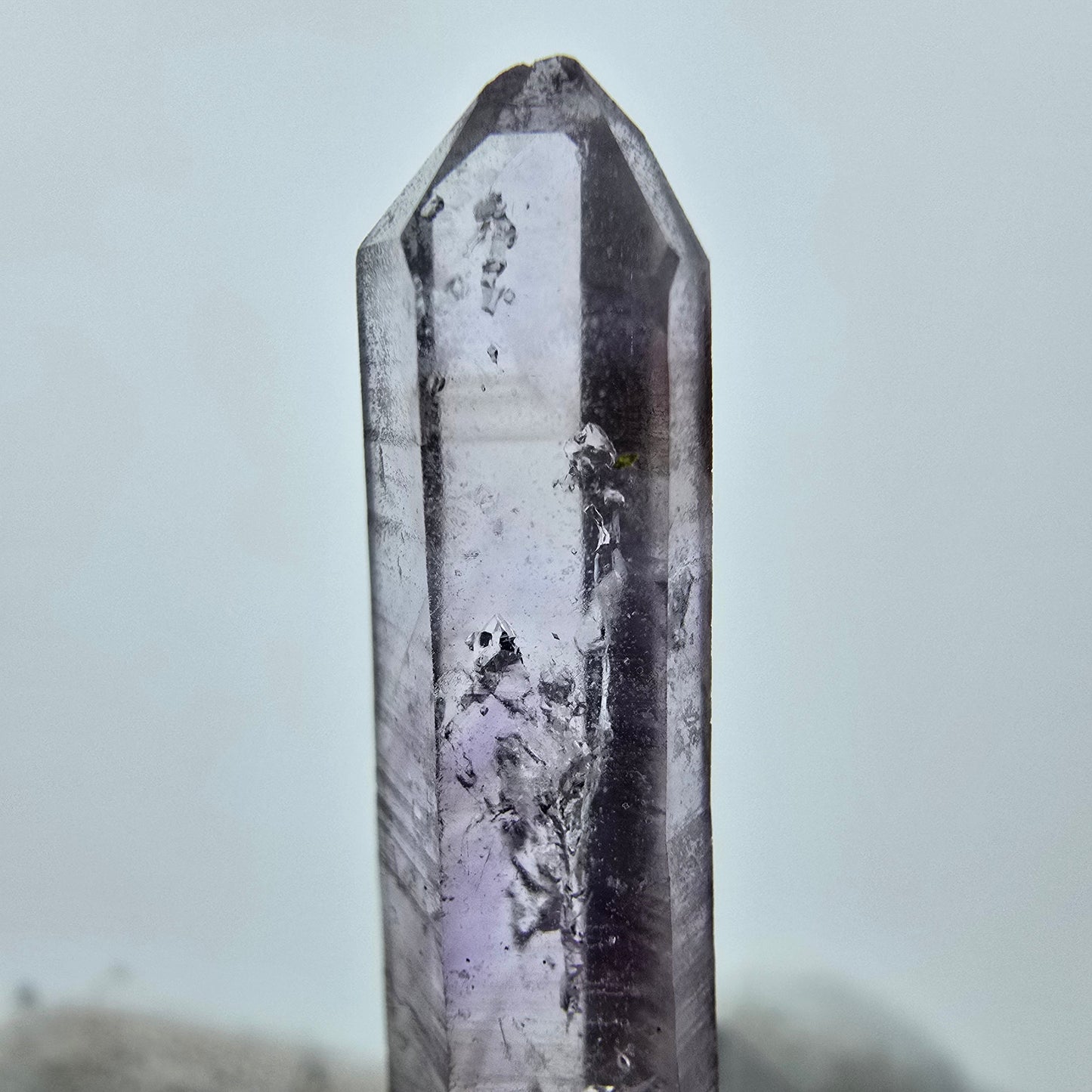 Pointe de cristal d'améthyste fantôme transparente Goboboseb, Namibie 33*8*6mm Collection