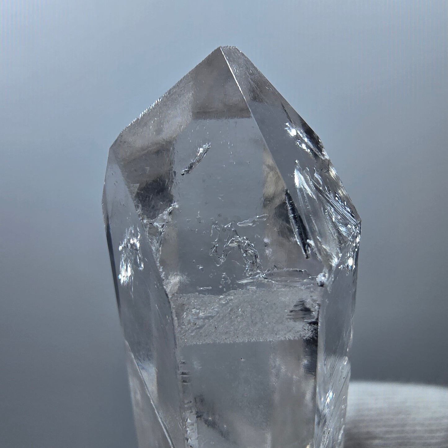 Gobos de poche Valentine en pointe de quartz clair cicatrisé. Namibie, 69 x 24 x 23 mm.