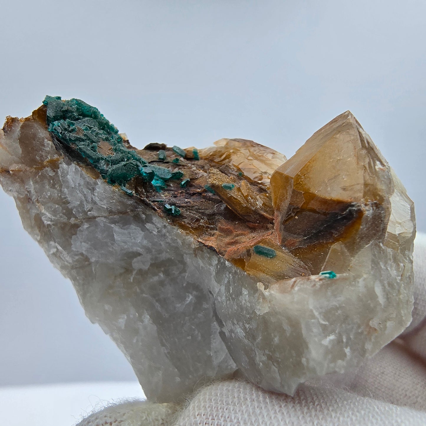 Rare spécimen de dioptase sur quartz Kaokoveld, Namibie 40*36*26mm Collection de minéraux