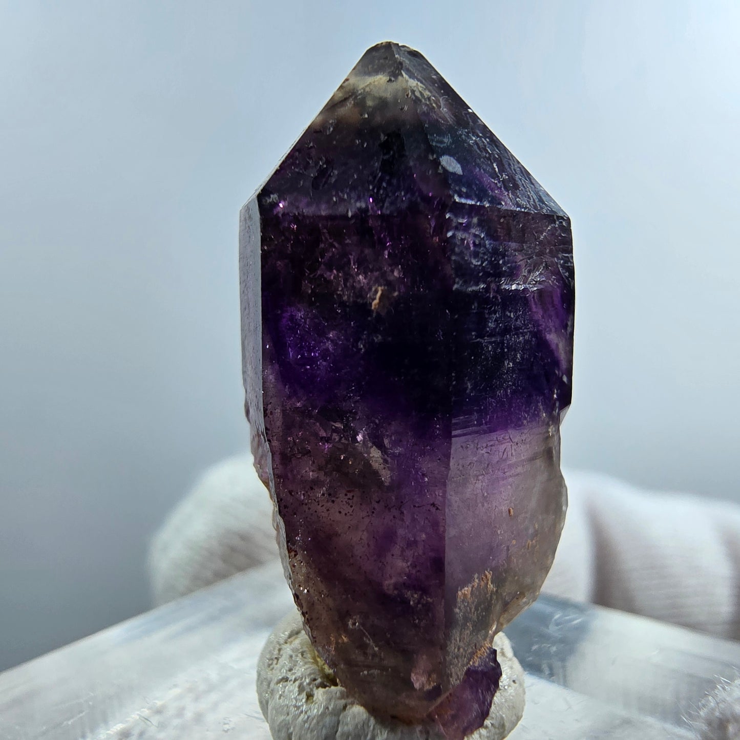 Pointe de sceptre en améthyste fantôme rare à Goboboseb, Namibie, 27 x 16 x 10 mm