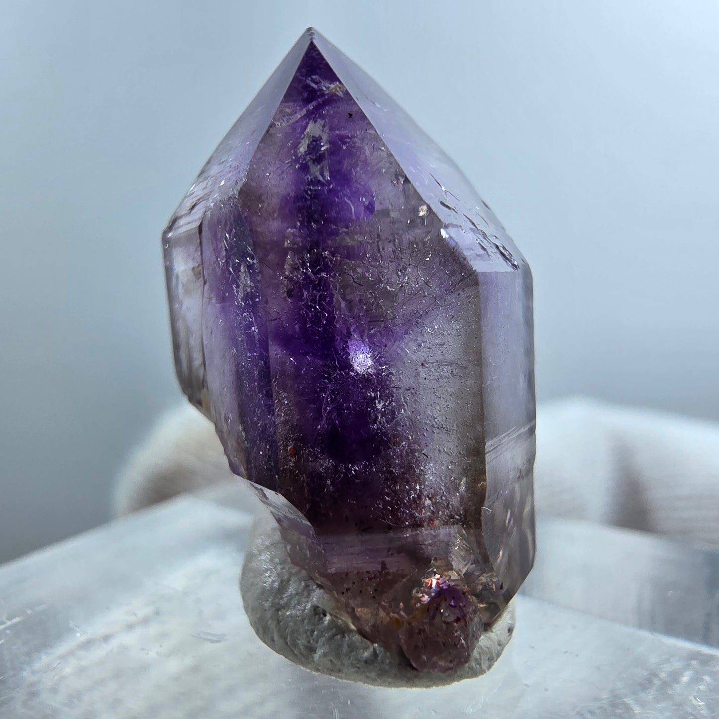 Pointe de sceptre en améthyste fantôme rare à Goboboseb, Namibie, 22 x 15 x 11 mm