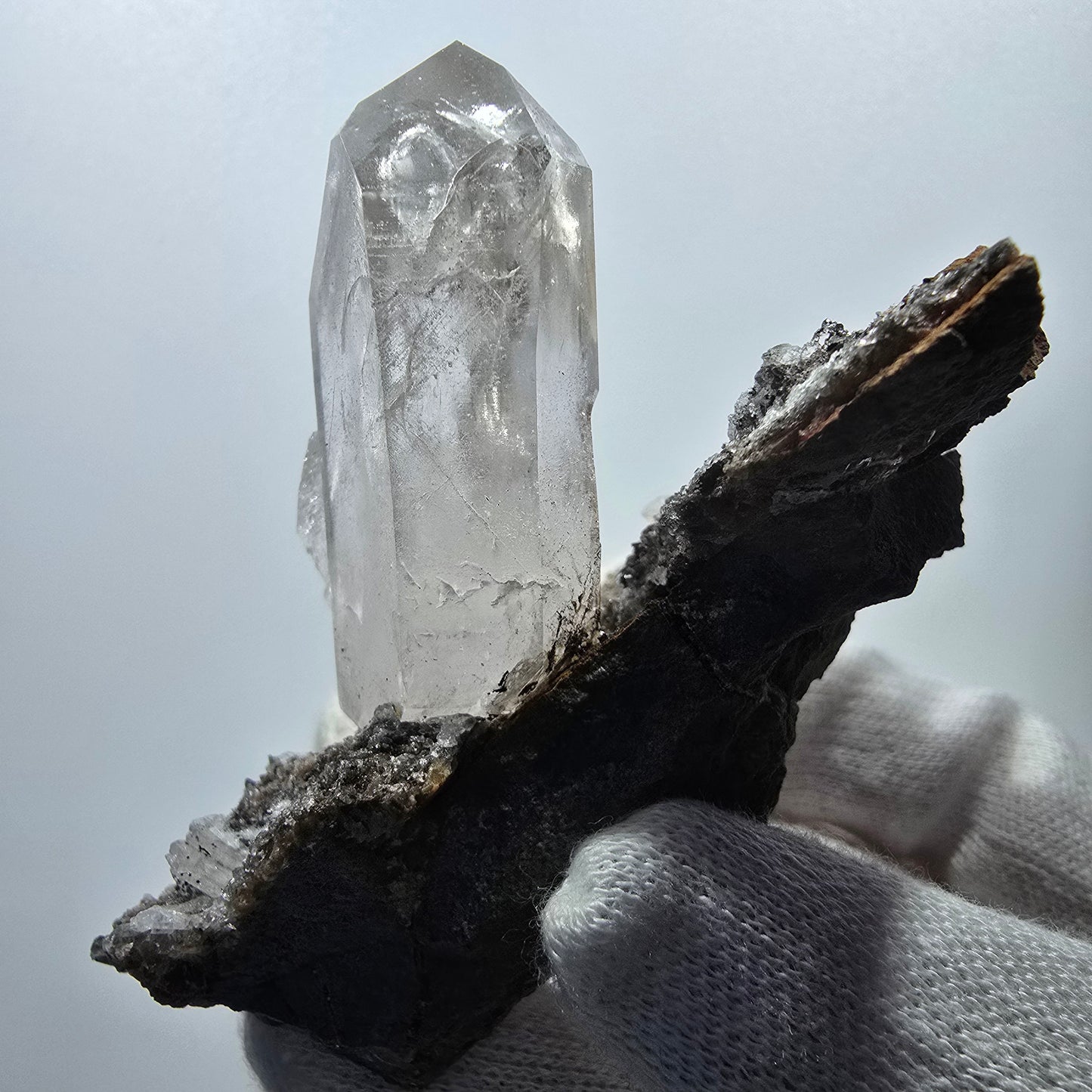 Quartz fumé fantôme hématite, calcite UV sur matrice Valentine Pocket Gob. Namibie 82 x 57 x 53 mm