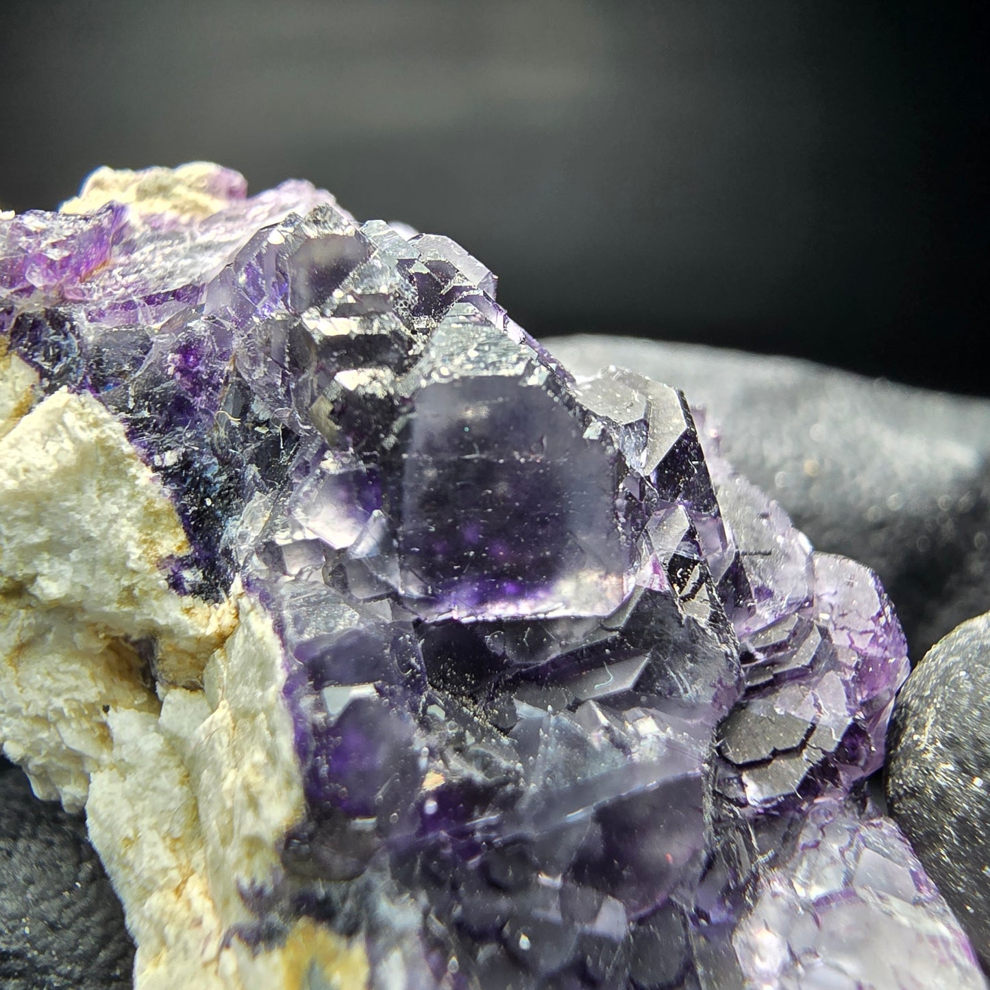 Cube de fluorite fantôme violet sur scène orthose Erongo Namibie 45*28*21mm