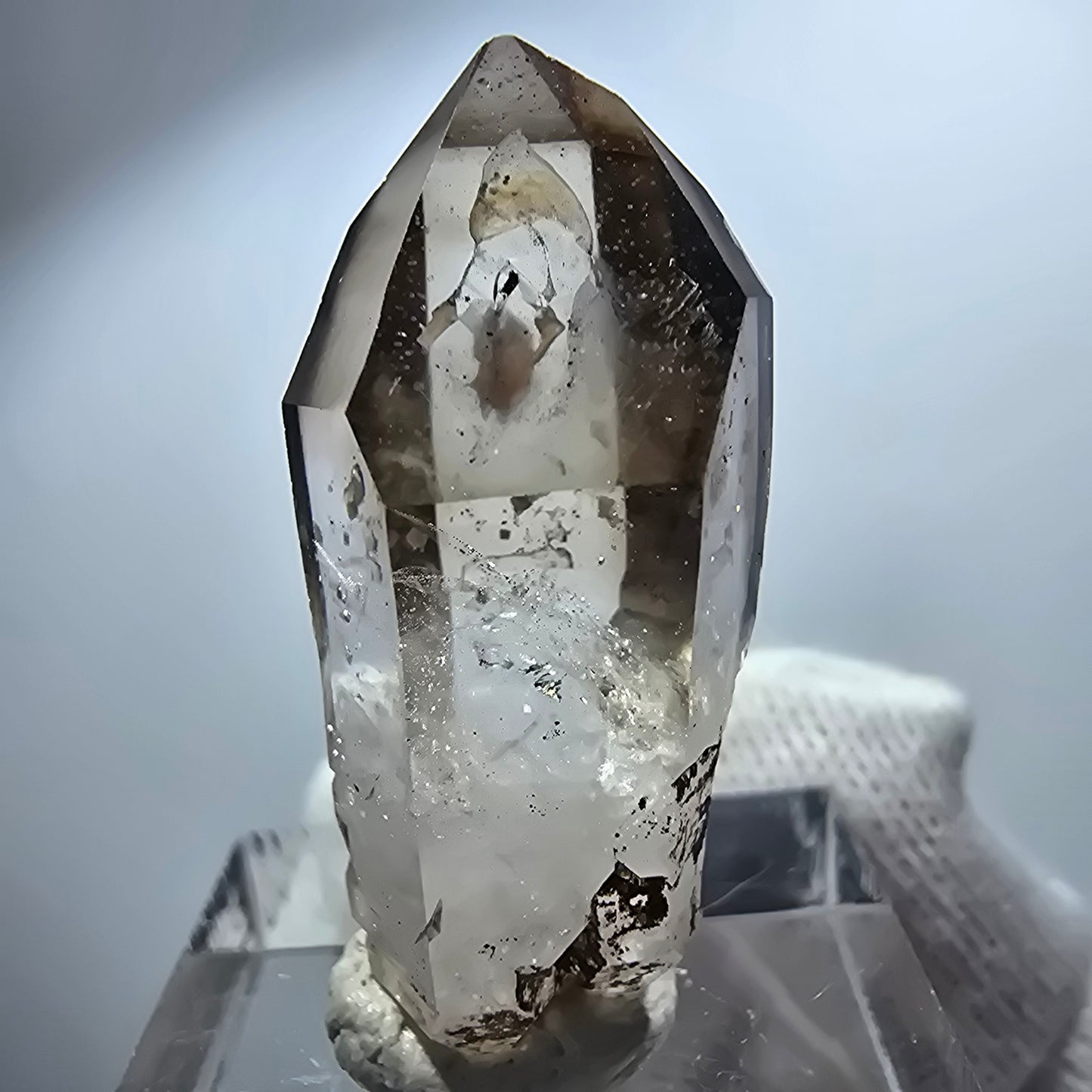Pointe de sceptre en quartz fumé fantôme transparent, Goboboseb, Namibie, 35 x 13 x 13 mm