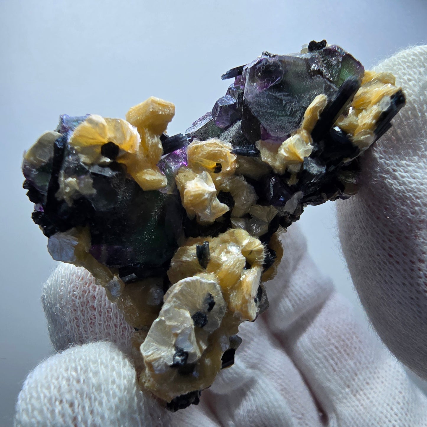 Fluorite fantôme colorée, hyalite, muscovite, tourmaline schol, Erongo, Namibie, 48 x 36 x 24 mm