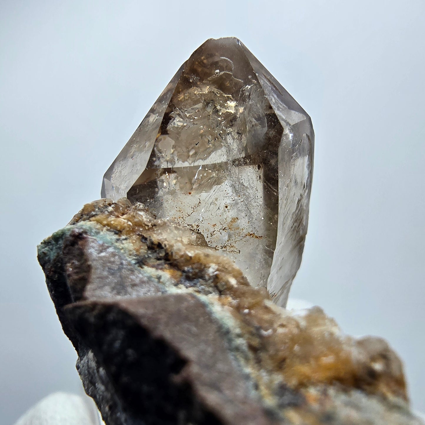 Amas de quartz fumé fantôme transparent, Goboboseb, Namibie, 39 x 36 x 28 mm