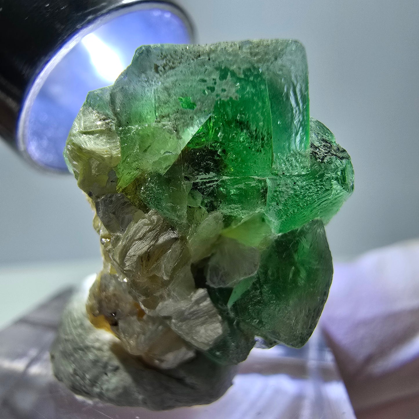 Cube de fluorite fantôme, zonal, muscovite, spécimen d'hyalite, Erongo, Namibie, 22 x 19 x 16 mm