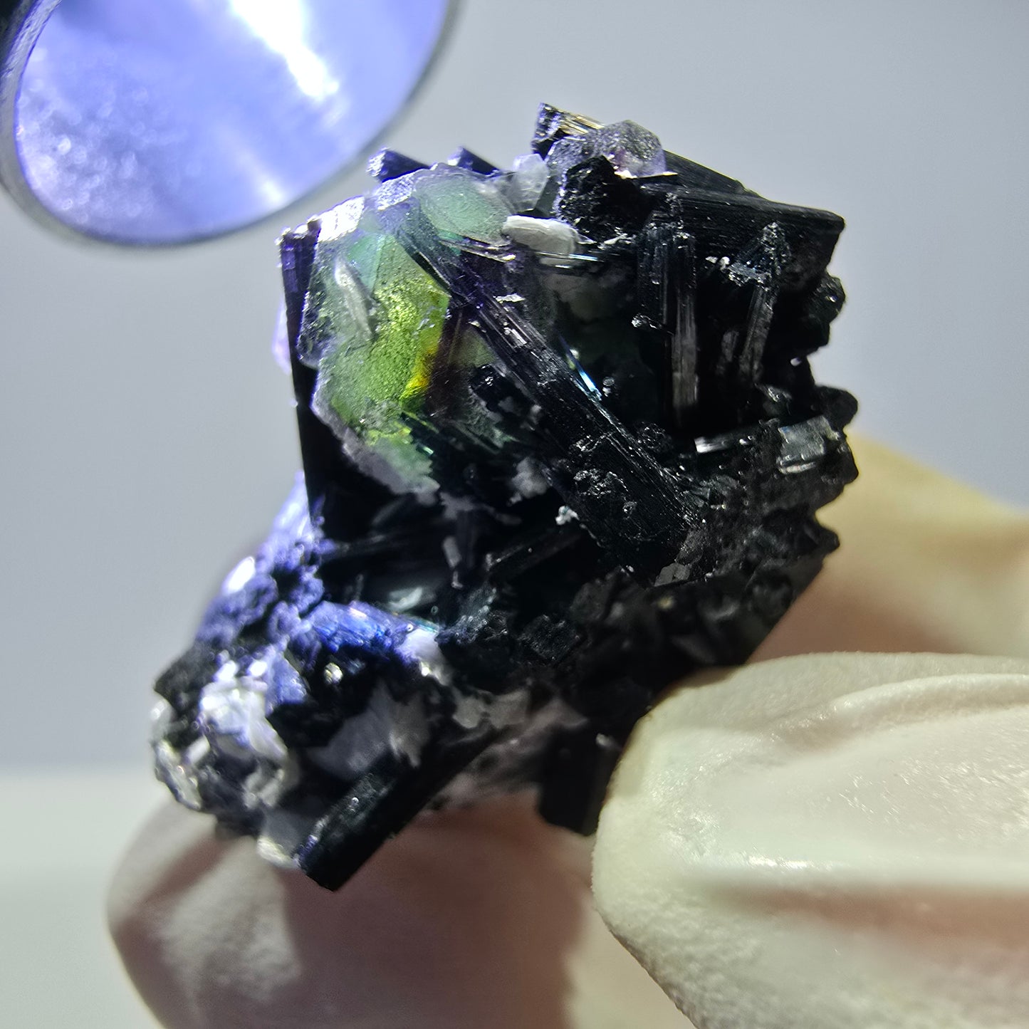 Tourmaline Schorl rare, cube de fluorite, spécimen de muscovite, Erongo, Namibie, 30 x 23 x 21 mm