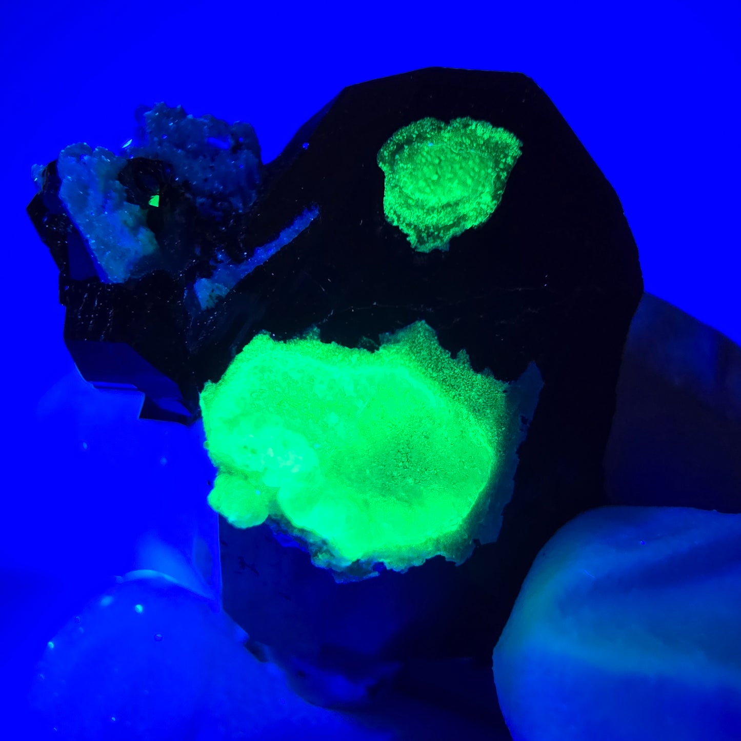 Spécimen de tourmaline Schorl, hyalite, quartz fumé et orthose, Erongo, Namibie, 33 x 23 x 19 mm