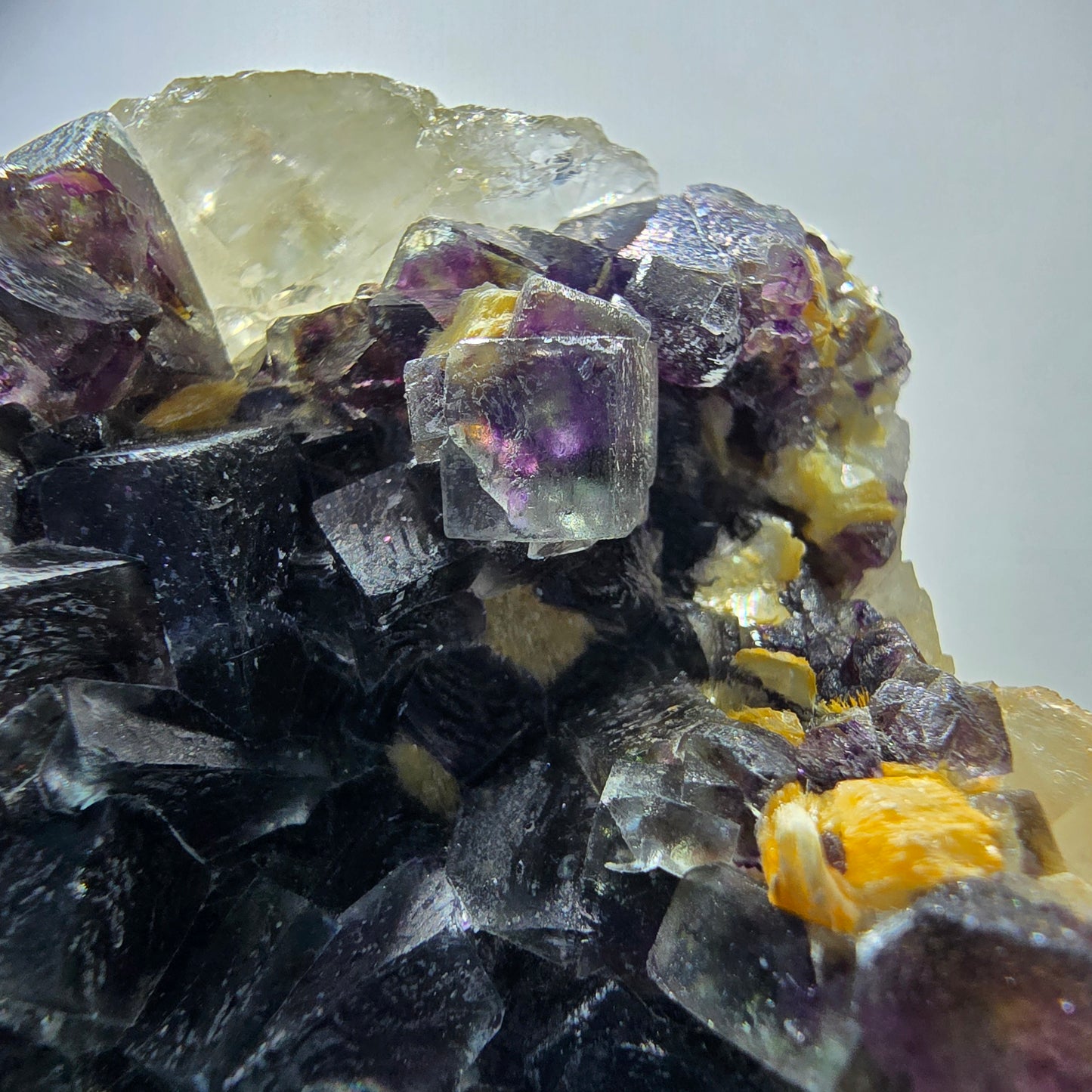 Cubes de fluorite fantôme colorés, spécimen de muscovite, Erongo, Namibie, 71 x 56 x 35 mm