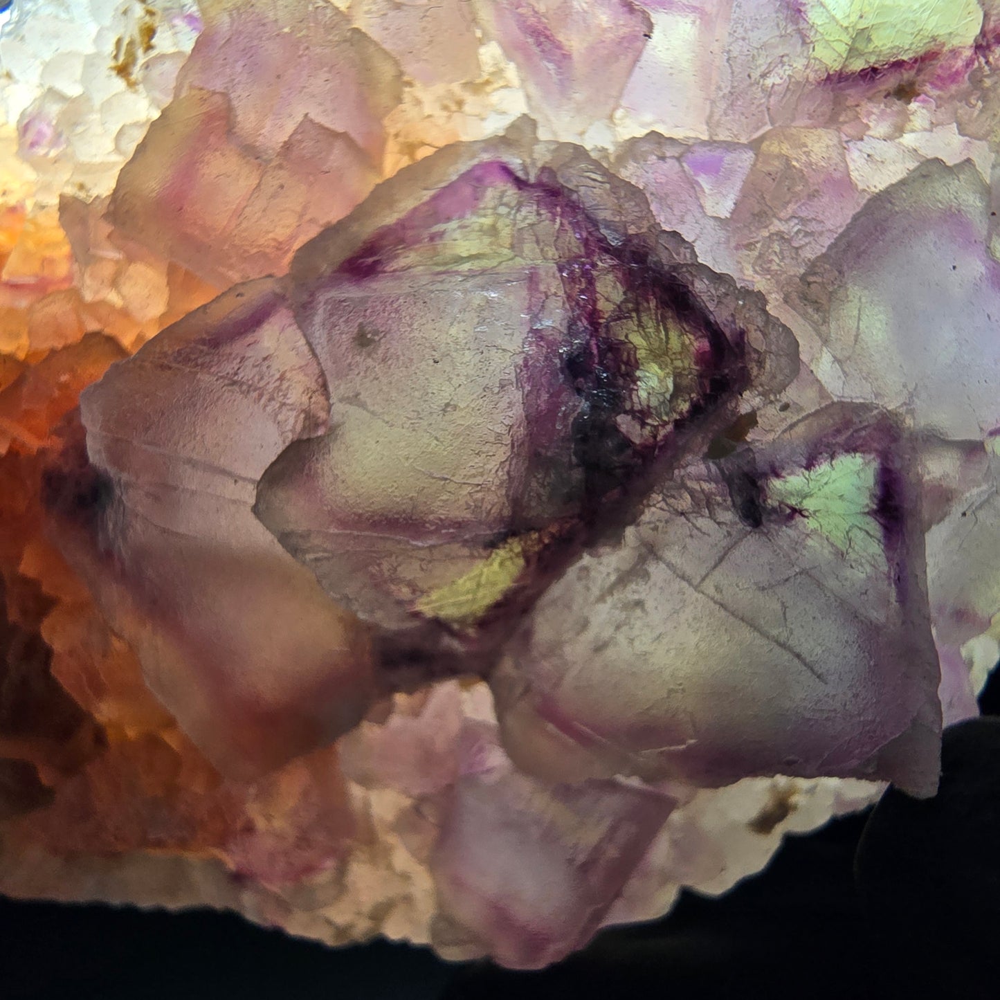 Cube de fluorite fantôme sur scène de quartz violet vert Omehane, Namibie 67*50*17mm