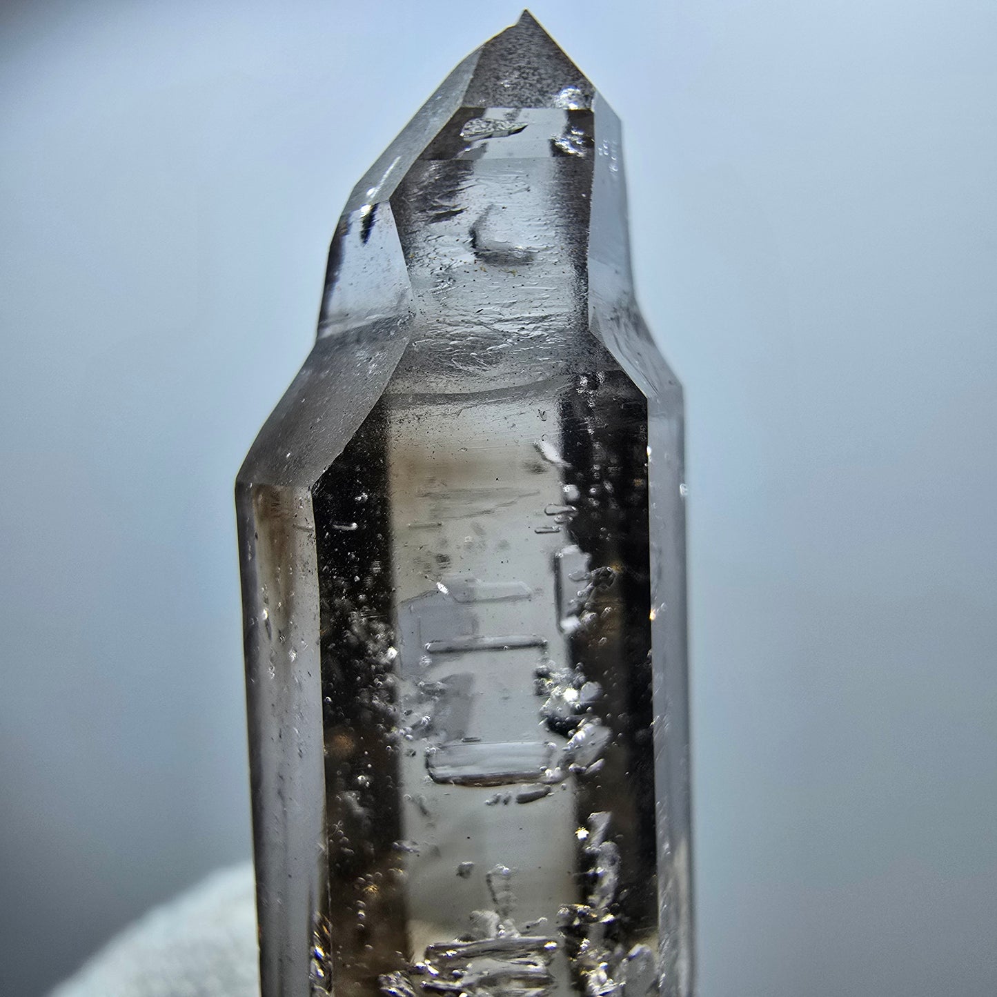 Pointe de sceptre en quartz fumé fantôme transparent, Goboboseb, Namibie, 39 x 12 x 10 mm