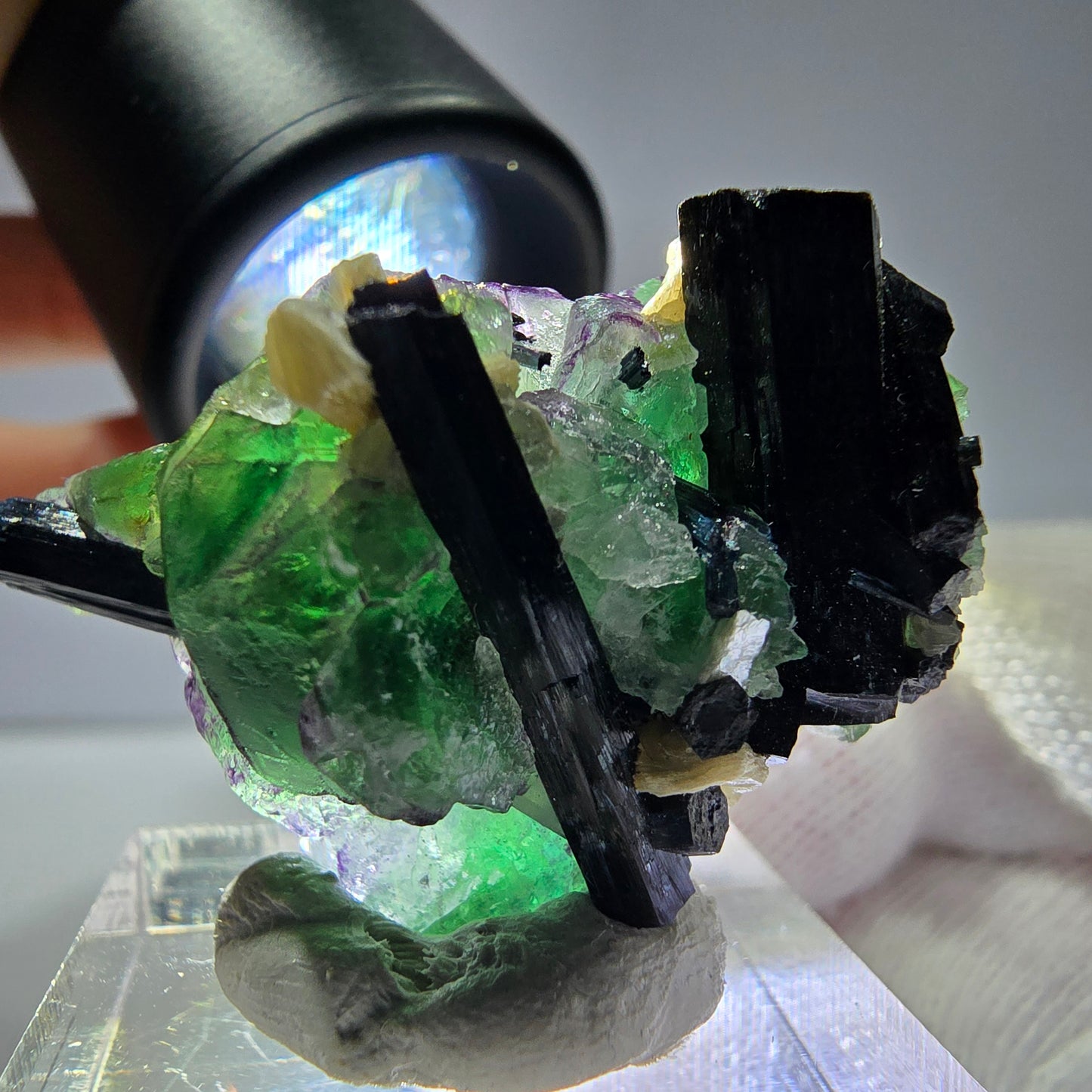 Cube de fluorite fantôme zonal, tourmaline muscovite Schorl Erongo Namibie 36 x 22 x 19 mm