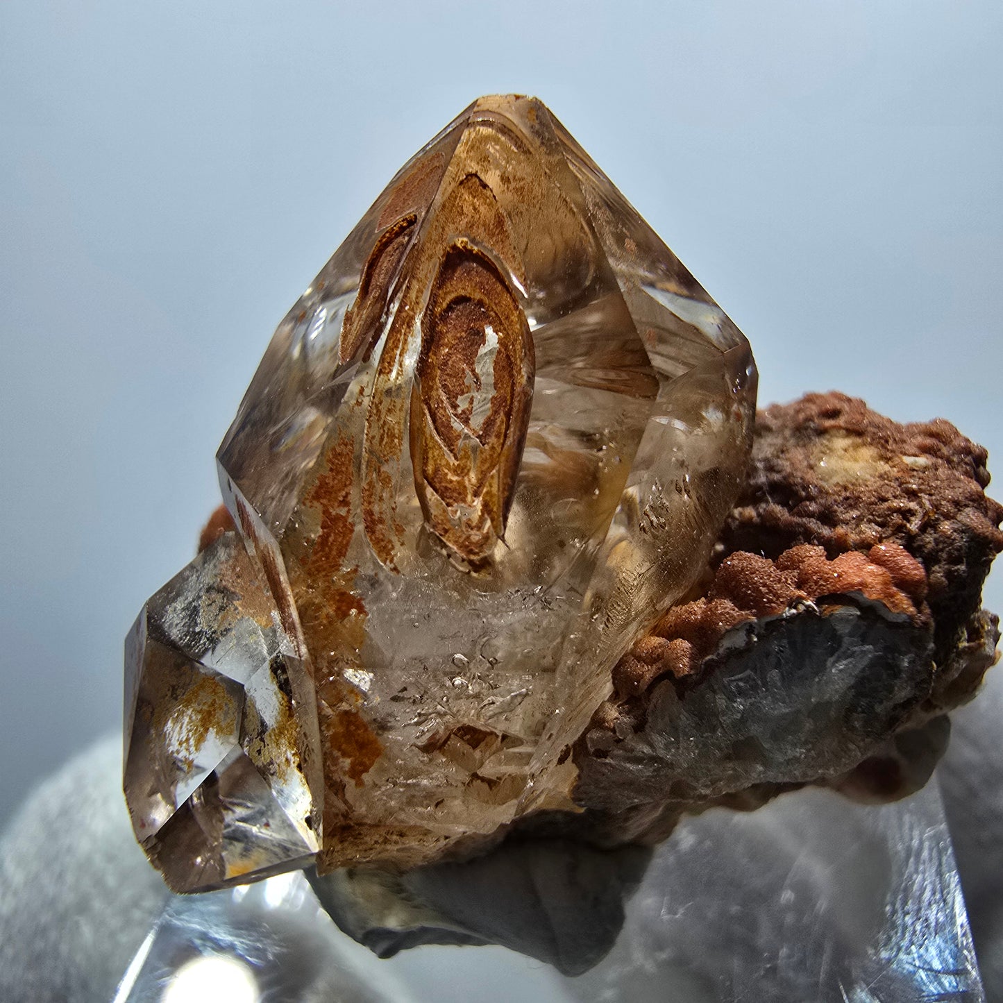 Amas de sceptres en quartz fumé fantôme transparent, Goboboseb, Namibie, 30 x 25 x 20 mm