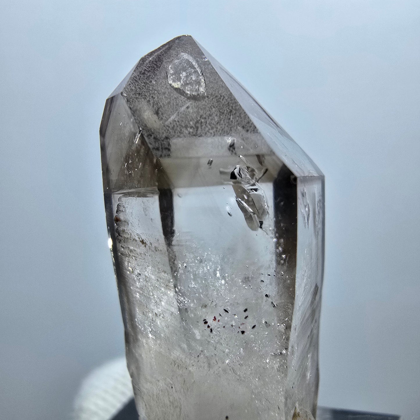 Pointe de sceptre en quartz fumé fantôme transparent, Goboboseb, Namibie, 34 x 17 x 13 mm