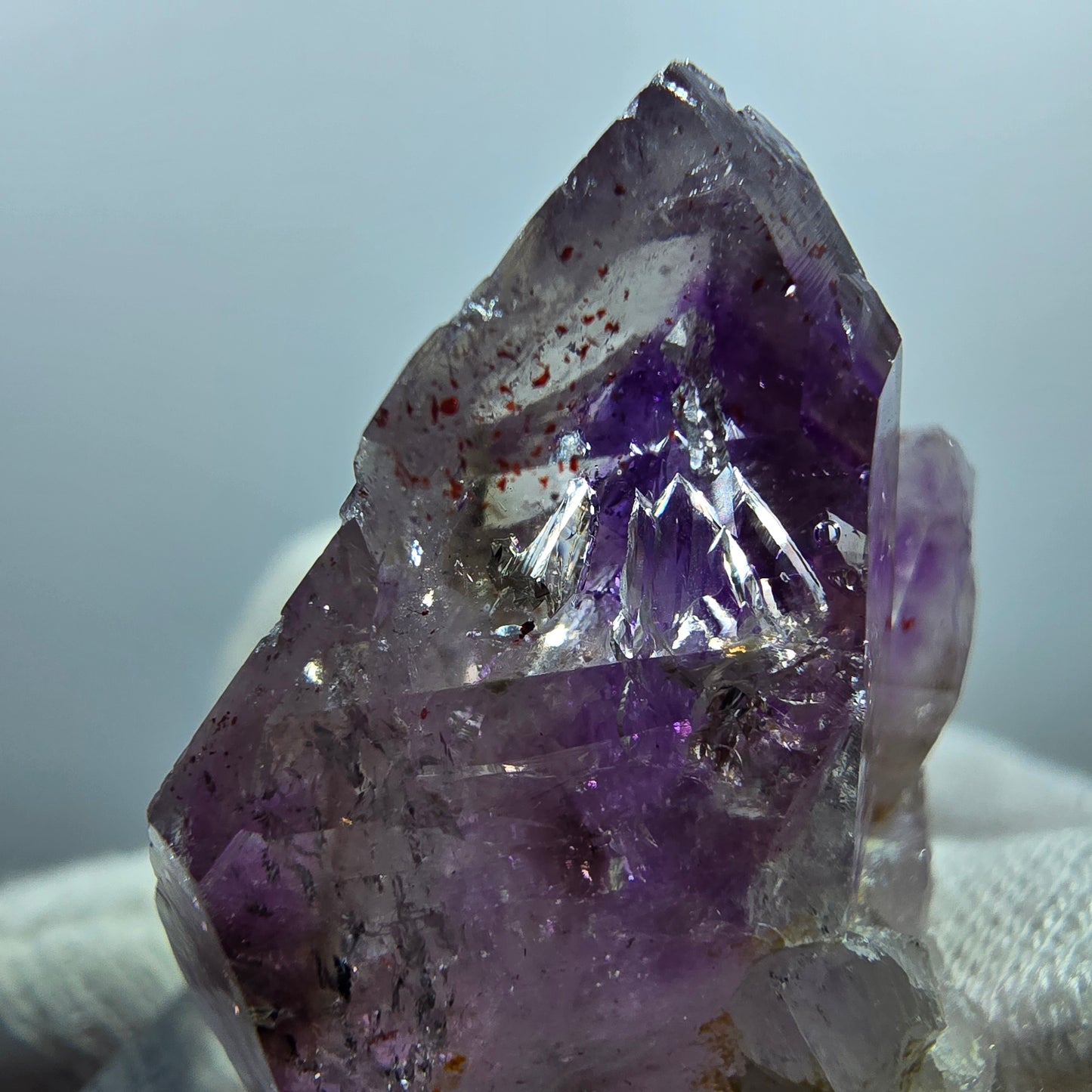 Améthyste fantôme jumelle avec hématite rouge Valentine Pocket Goboboseb Namibie 37*28*25mm