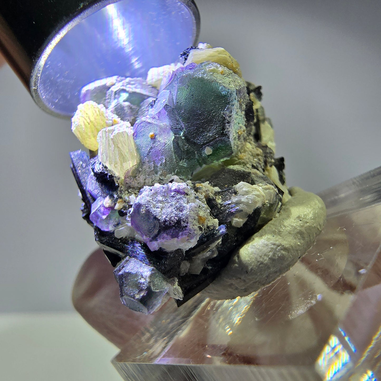 Cube hexagonal de fluorite fantôme, muscovite, tourmaline Schörl, Erongo, Namibie 28 x 25 x 18 mm