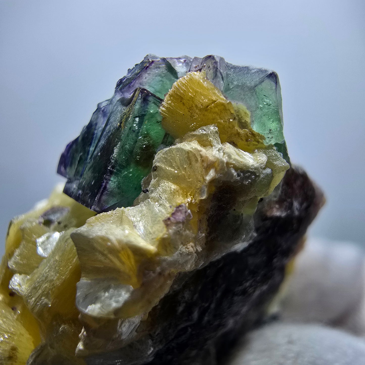 Fluorite fantôme, quartz fumé, tourmaline Schörl, hyalite, muscovite Erongo, Namibie 62*43*31mm