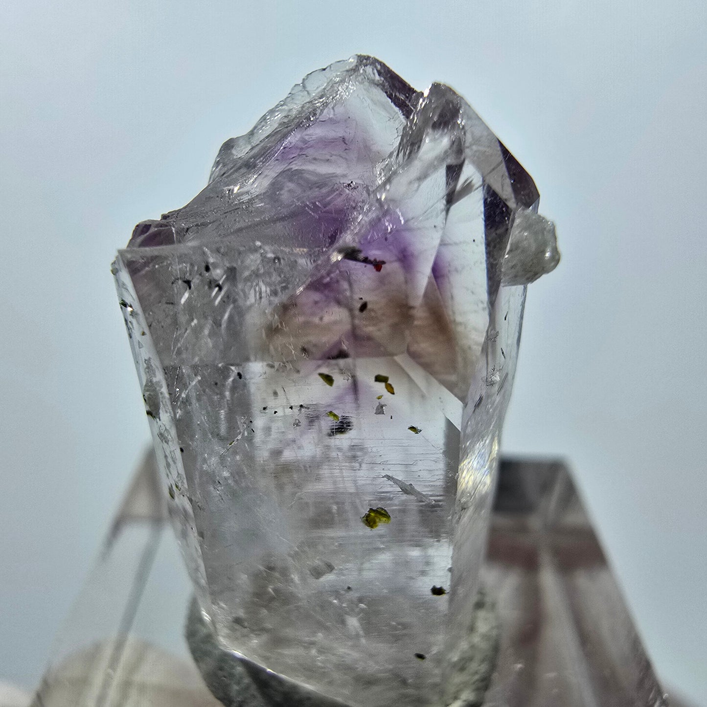 Améthyste fantôme avec préhnite, mine d'hématite Streep, Goboboseb, Namibie, 26 x 14 x 10 mm