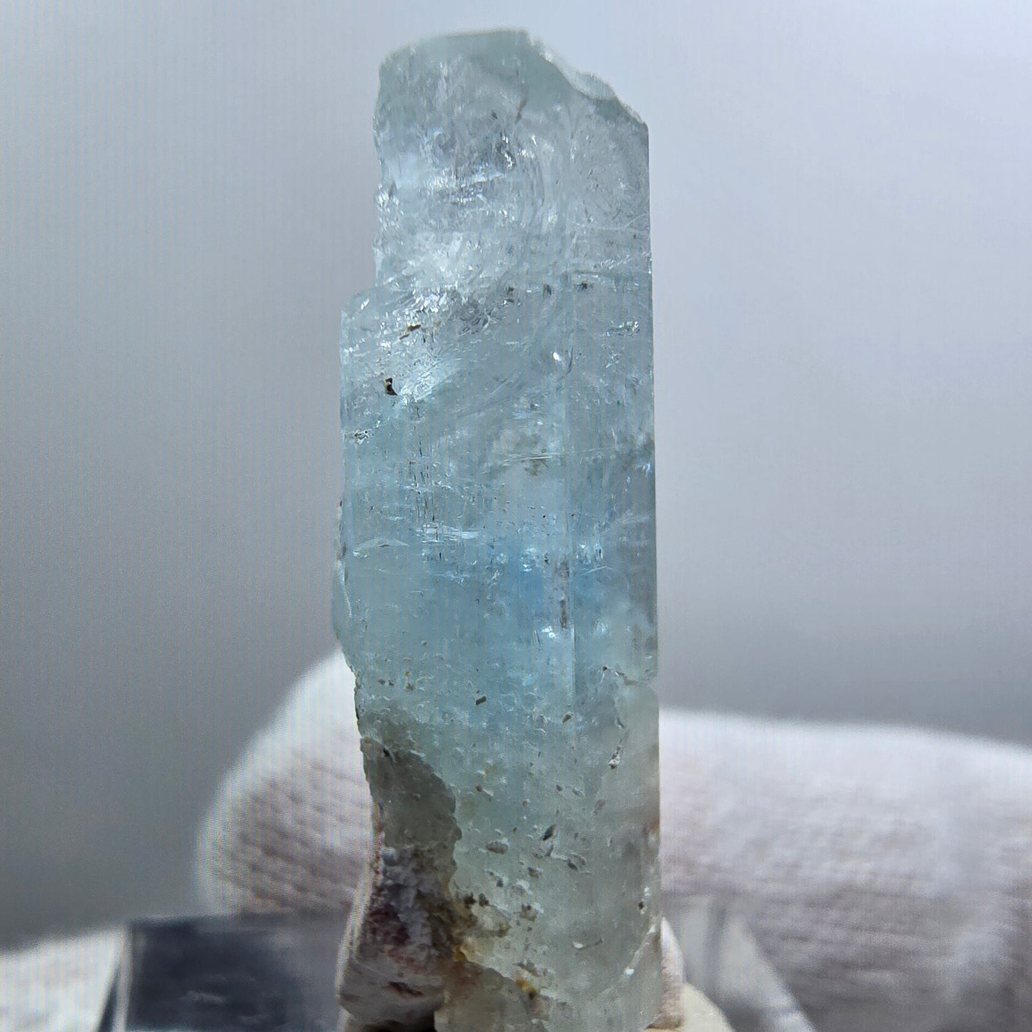 Aigue-marine rare, spécimen d'orthose, Erongo, Namibie, 35 x 12 x 8 mm