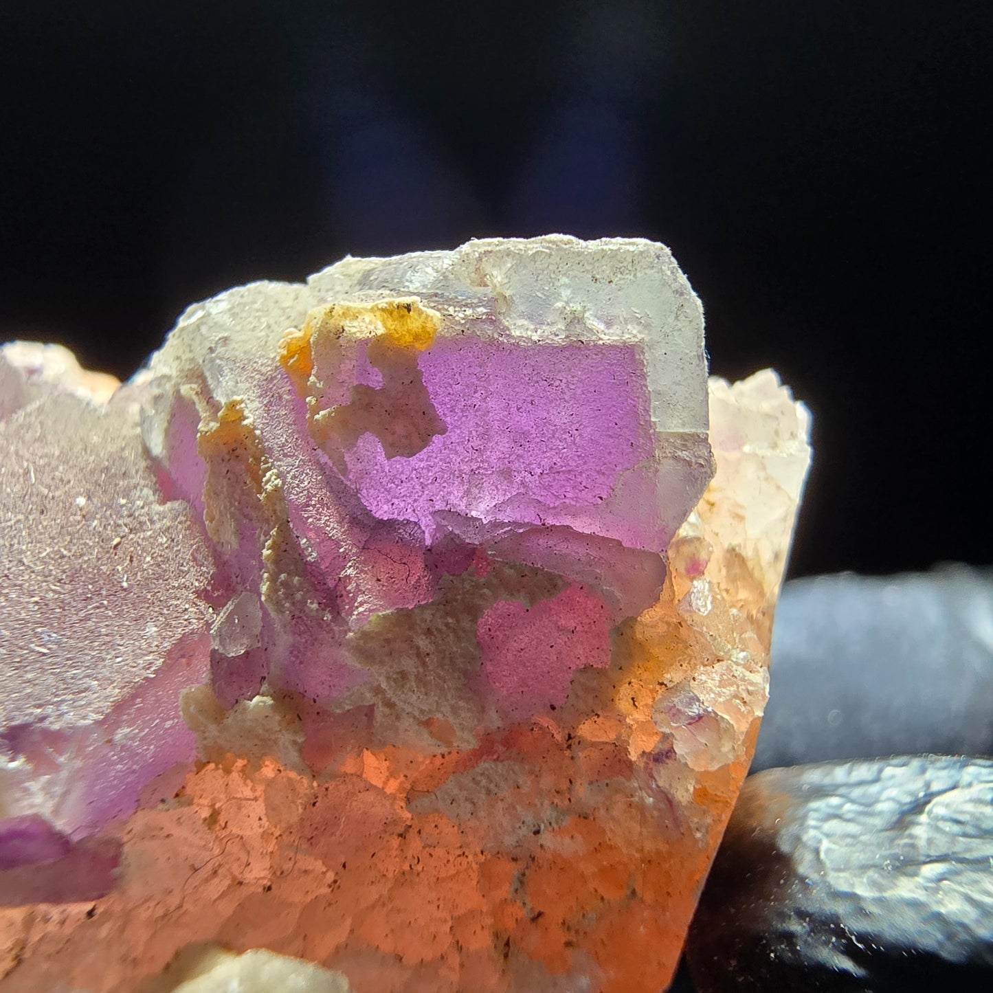 Cube de fluorite fantôme sur scène de quartz violet vert Omehane, Namibie 52*42*22mm