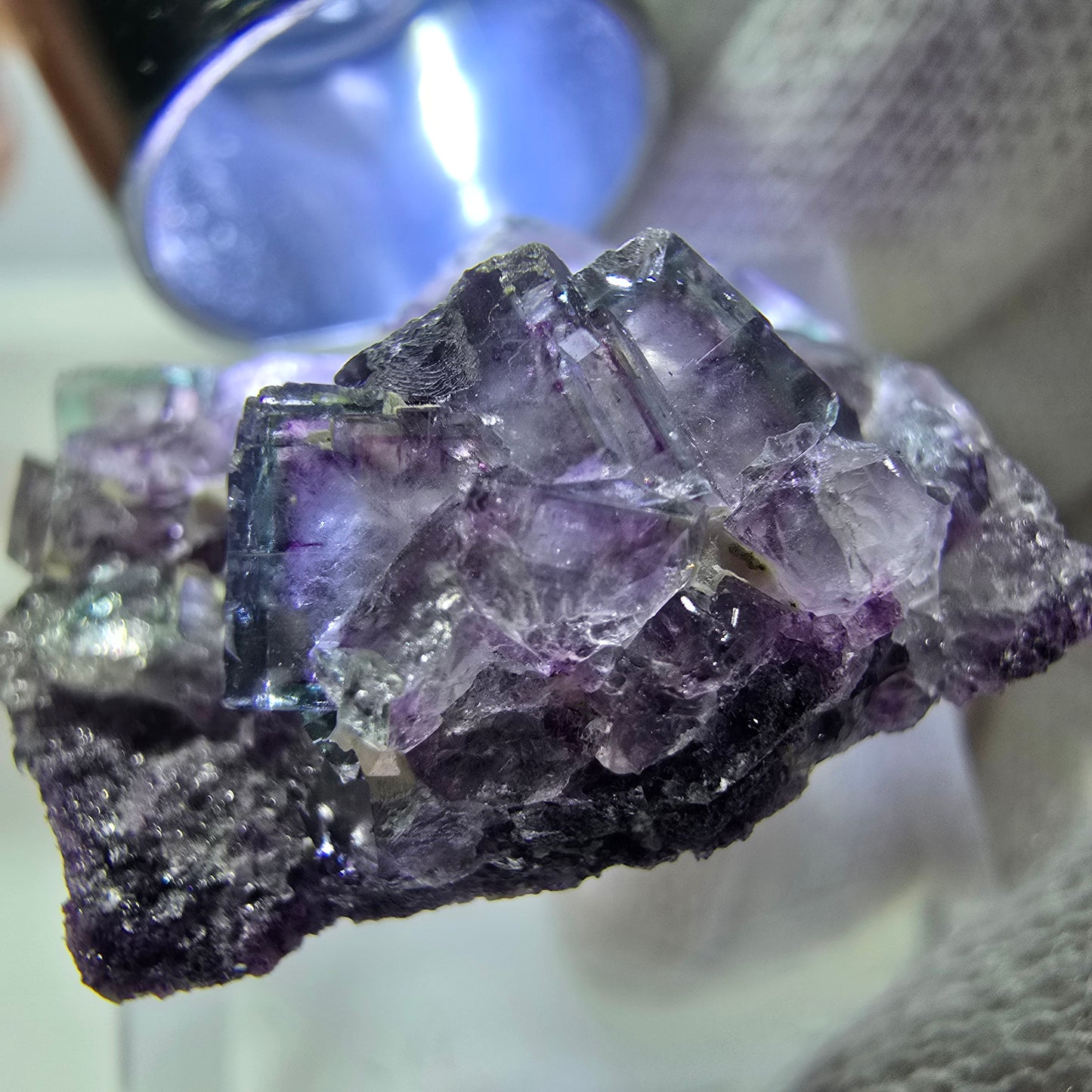 Spécimen de cube de fluorite fantôme transparente, vert-violet zonal, Okorusu, Namibie, 27 x 20 x 12 mm