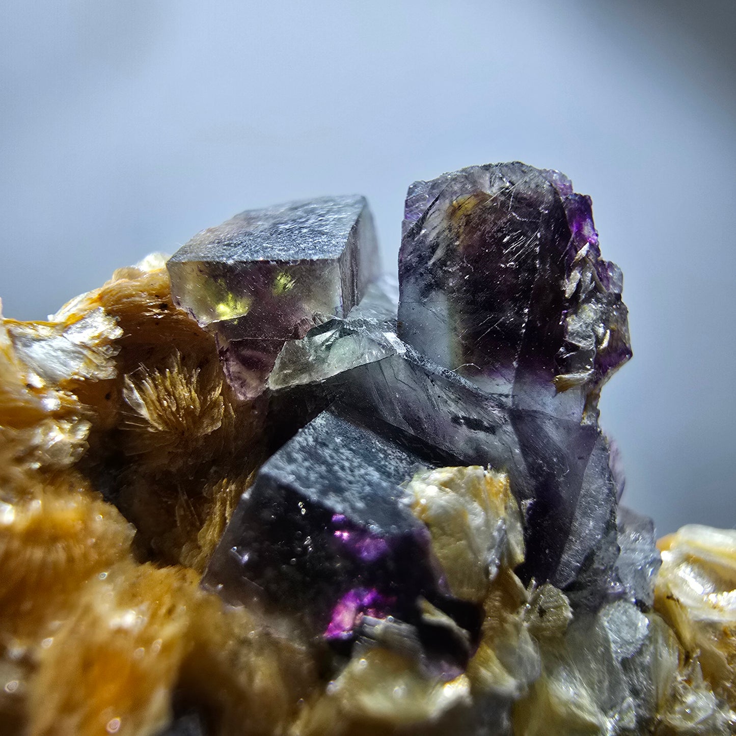 Bunte Phantom Fluorit Würfel, Muskovit Stufe Erongo, Namibia 42*38*23mm