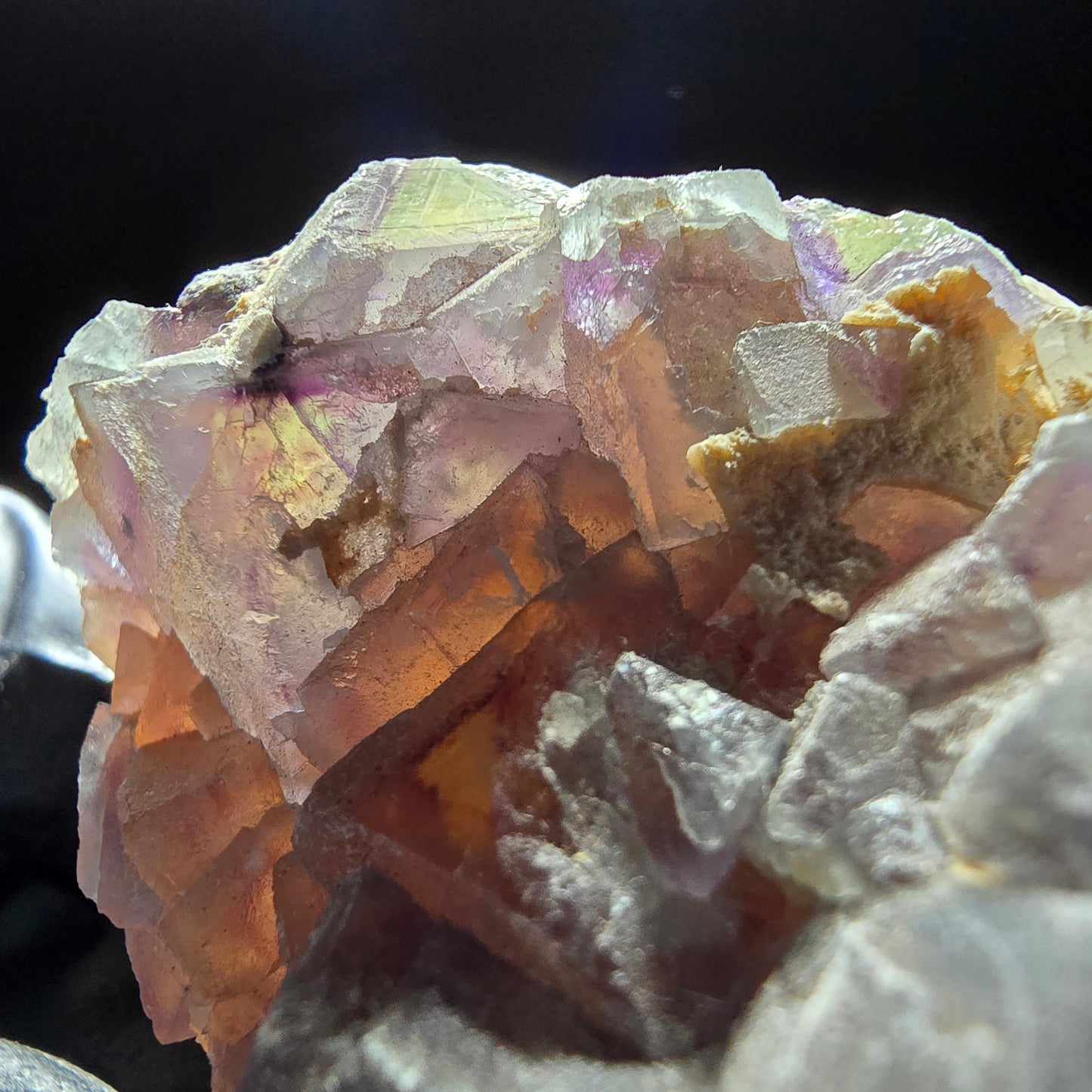 Cube de fluorite fantôme sur scène de quartz violet vert Omehane, Namibie 67*41*29mm