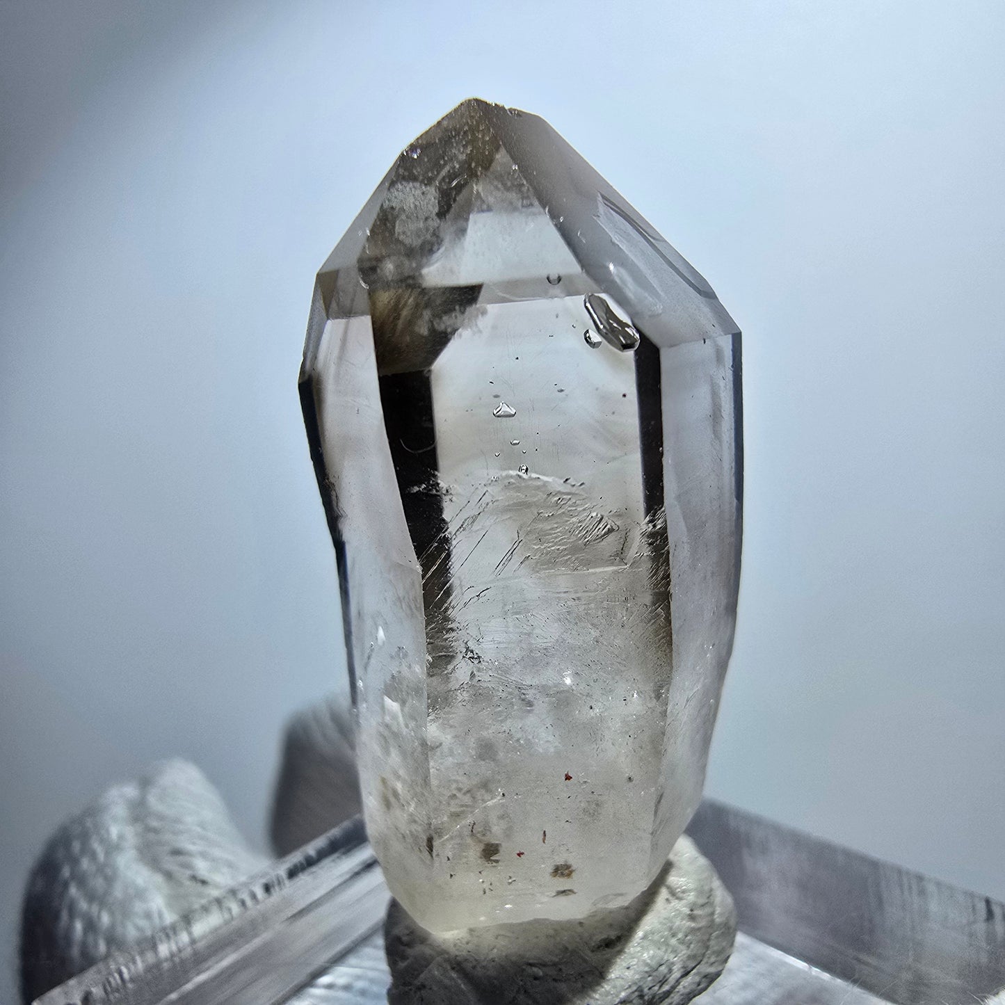 Pointe de sceptre en quartz fumé fantôme transparent, Goboboseb, Namibie, 31 x 16 x 13 mm