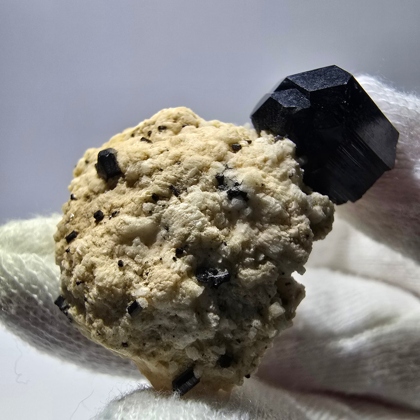 Tourmaline Schorl rare sur amas d'orthose à Erongo, Namibie