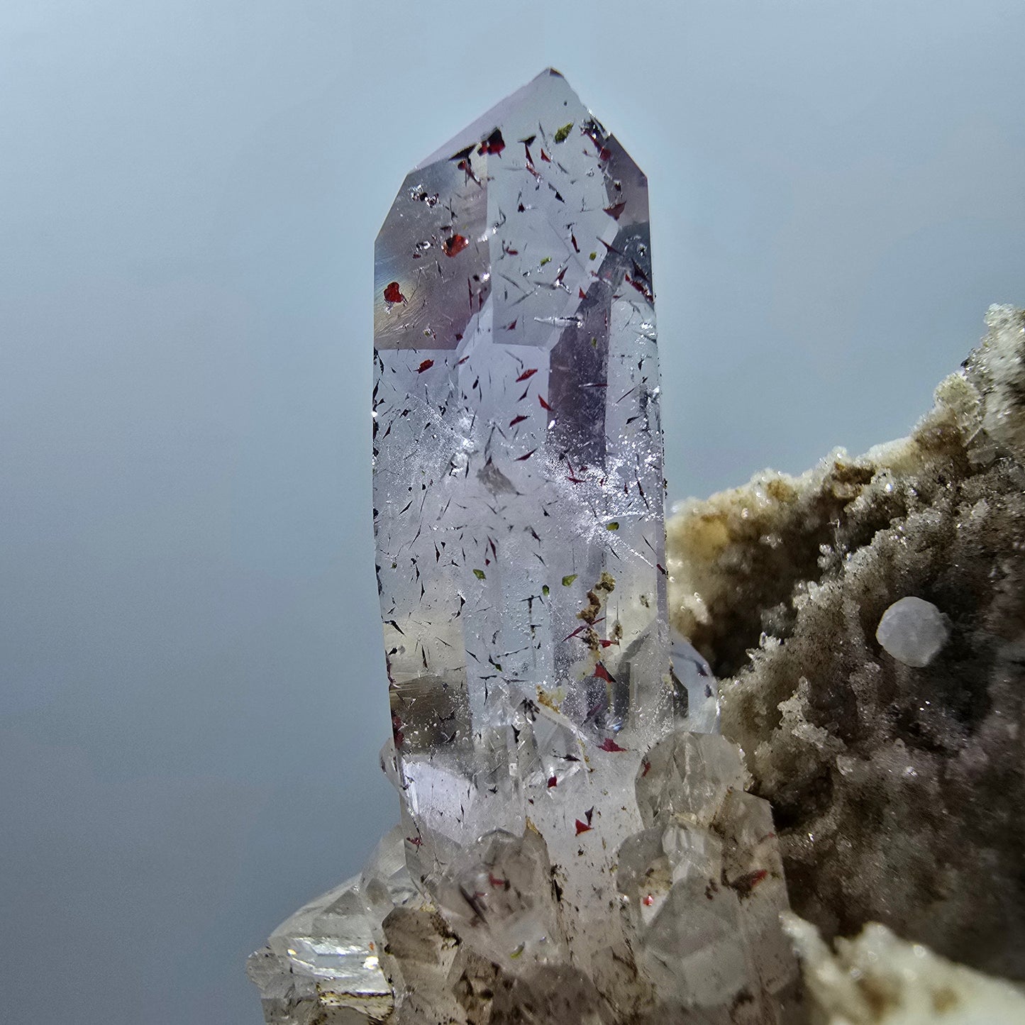 Améthyste Fantôme Harlequin, calcite UV sur matrice Valentine Pocket Gobob. Namibie 78 x 65 x 46 mm