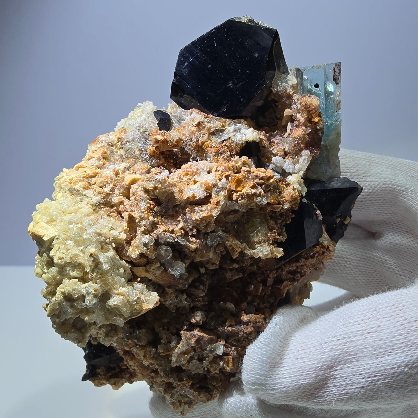 Grand spécimen d'aigue-marine, de tourmaline schorl, d'hyalite et d'orthose, Erongo, Namibie, 107 x 70 x 45 mm