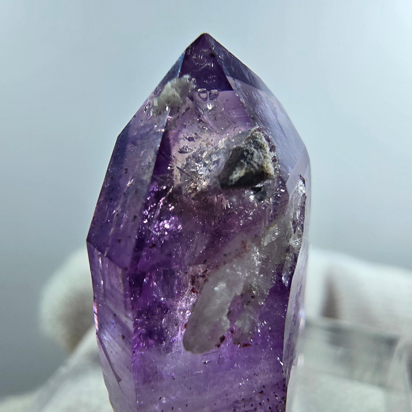 Pointe de sceptre en améthyste fantôme rare à Goboboseb, Namibie, 28 x 16 x 9 mm