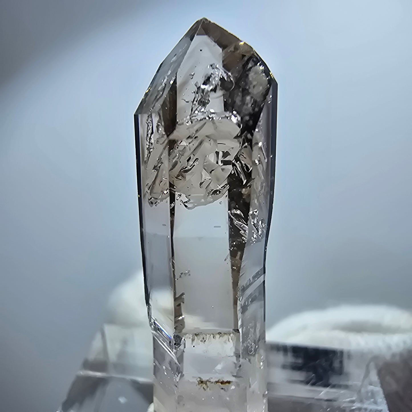 Pointe de sceptre en quartz fumé fantôme lémurien, Goboboseb, Namibie, 32 x 8 x 8 mm