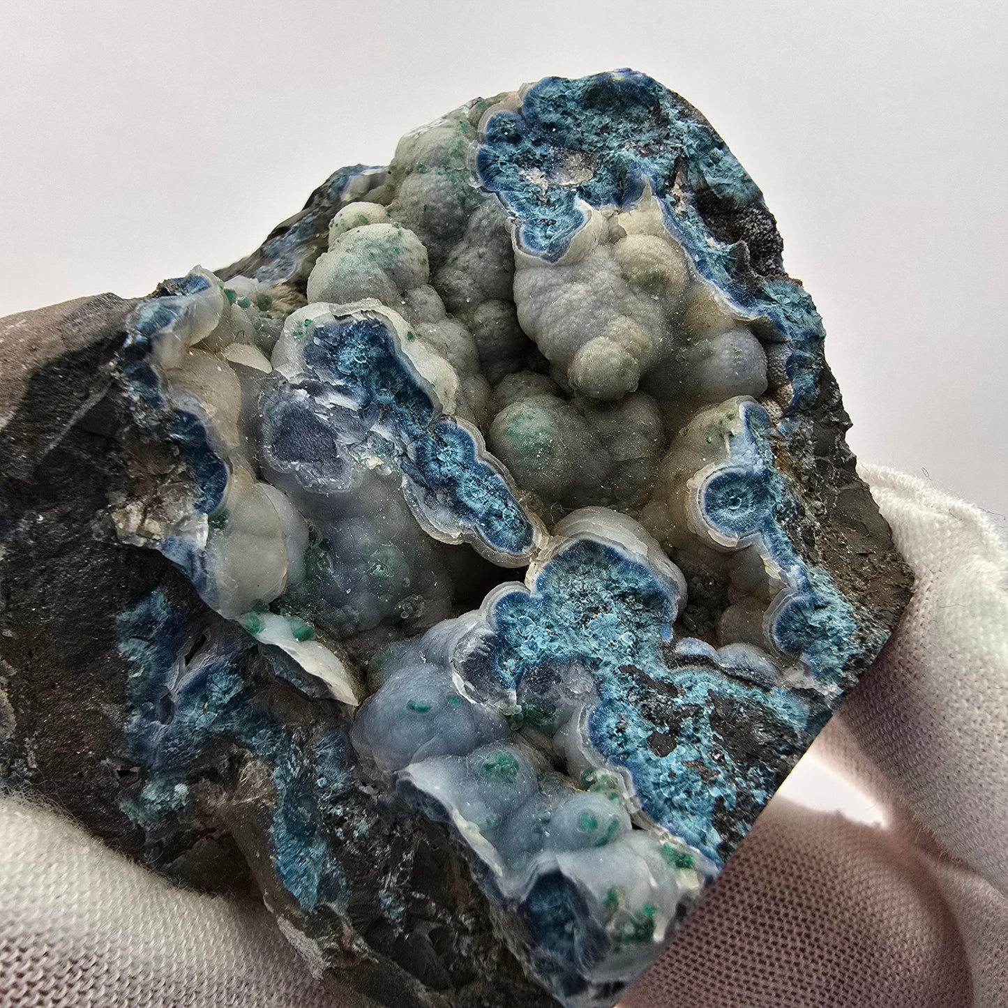 Grand spécimen de shattuckite et de malachite, cristaux en boule, Kaokoveld, Namibie, 69 x 53 x 44 mm