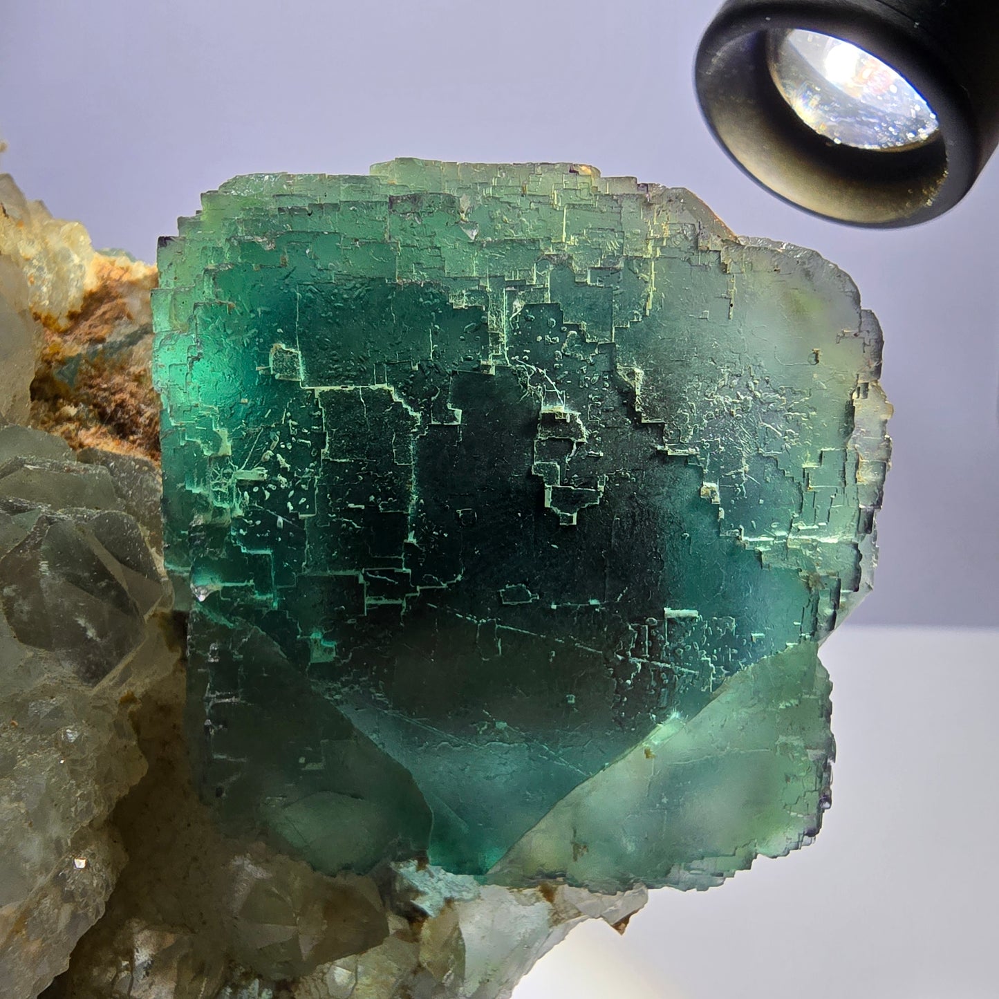 Grand spécimen de quartz parqueté en cube de fluorite fantôme Okorusu Namibie 134 x 89 x 44 mm
